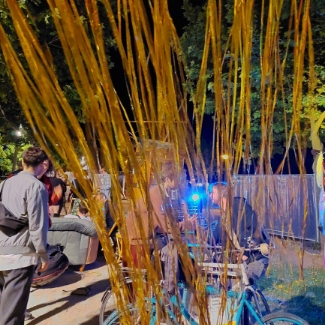 Fahrrad hinter goldenem Streifenvorhang