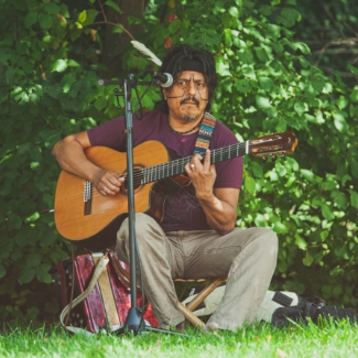 sonnenperformance Giovanni mit Gitarre